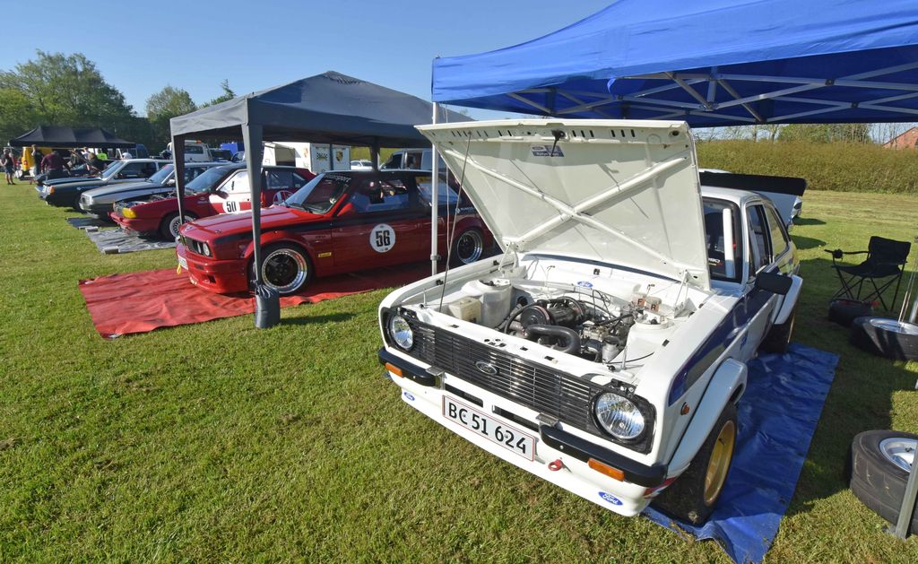 I pitten fik publikum mulighed for at beundre old timerne, som er dejligt fri for motorstyring og med god plads til finjustering i motorrummet
